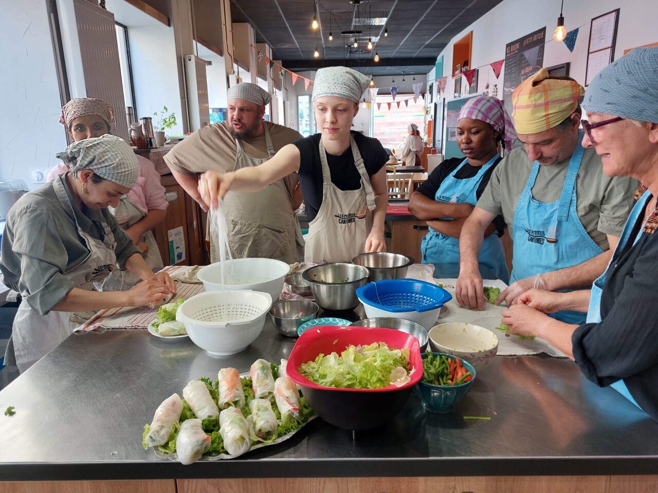dans ce resto, chacun participe à l'élaboration du repas pour créer du lien