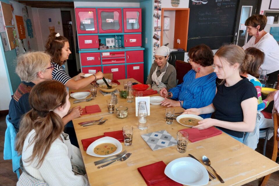 Au restaurant Les petites cantines on mange tous ensemble à la même heure et on se sert 