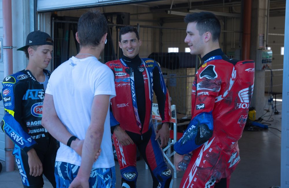 Xavi Vierge, Iker Lecuona et Diogo Moreira pendant le test au Balaton Park.
