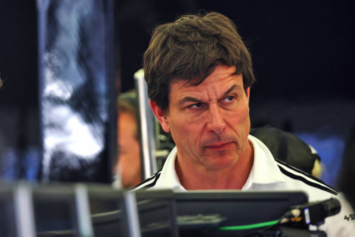 Toto Wolff révèle avoir frappé Kimi Räikkönen pour défendre George Russell !