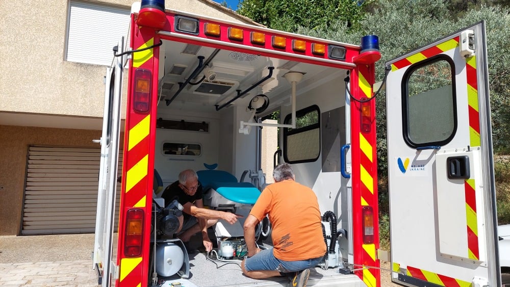 Un collectif transforme un camion de pompiers en cabinet dentaire mobile pour venir en aide aux Ukrainiens