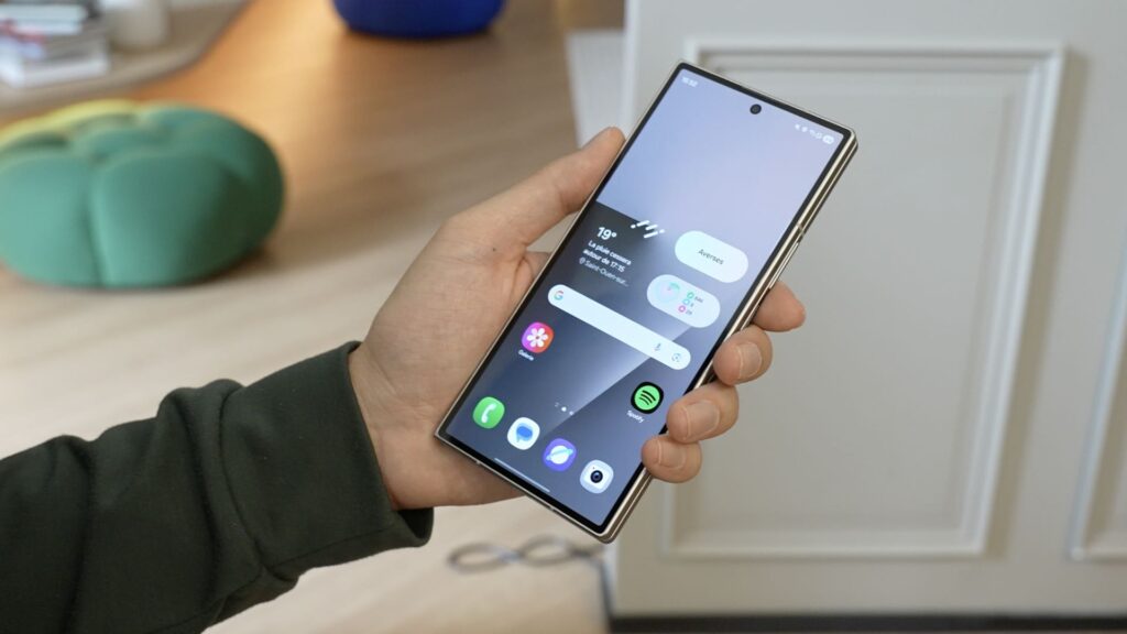 Refermé, le Galaxy Z Fold 7 ne donne pas l'impression de tenir un monstre. C'est déjà une avancée !
