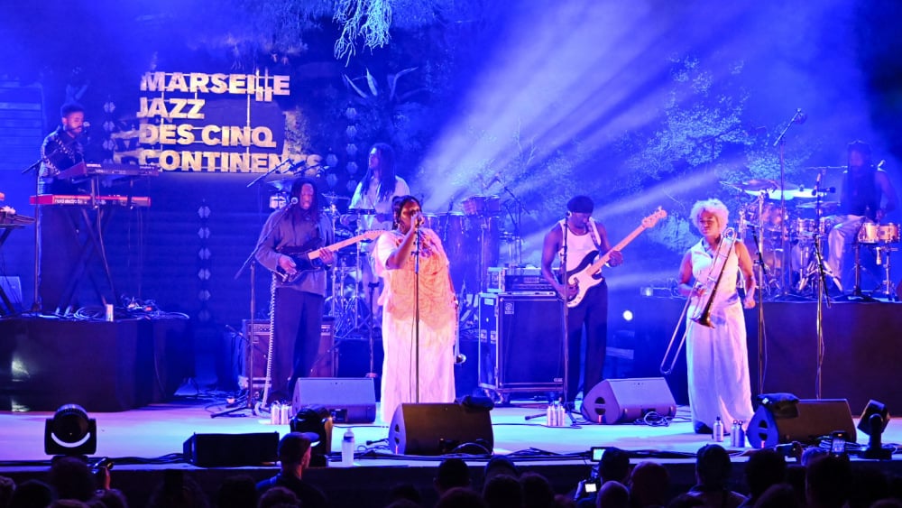 Le groupe Kokoroko a fait vibrer le théâtre Silvain ce vendredi soir, aux sons du South London