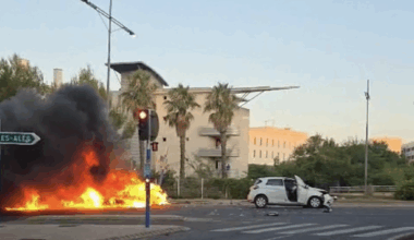 une voiture entièrement détruite par un incendie après une violente collision
