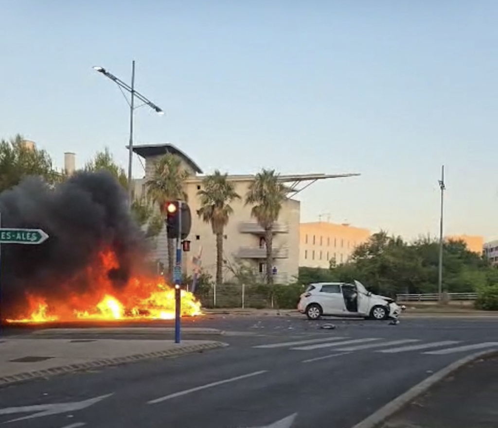 une voiture entièrement détruite par un incendie après une violente collision
