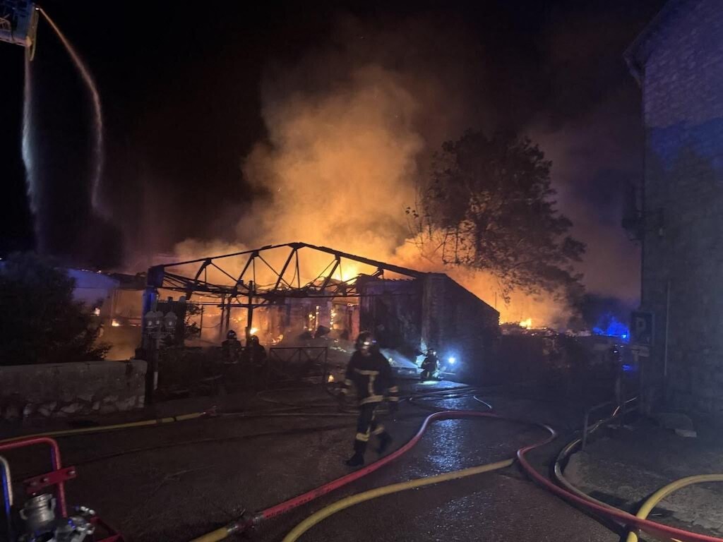 deux restaurants mitoyens détruits par un incendie