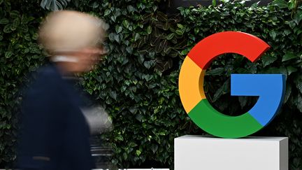 Un logo Google dans le campus Google de Varsovie en Pologne le 13 février 2025 (SERGEI GAPON / AFP)