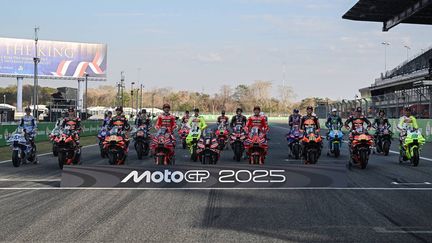 Les pilotes de MotoGP posent sur la ligne de départ du premier Grand Prix de la saison, en Thaïlande, le 27 février 2025. (LILLIAN SUWANRUMPHA / AFP)
