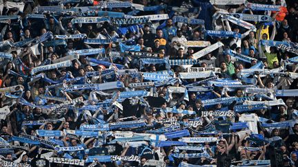 Des supporters de l'OM face à Lens, le 8 mars 2025. (CHRISTOPHE SIMON / AFP)