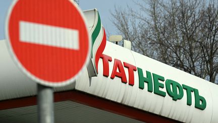 Une station service russe, à Moscou. (NATALIA KOLESNIKOVA / AFP)