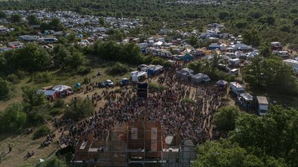 Une vue aérienne d'une rave party à Montvalent dans le sud de la France le 9 mai 2025 (ED JONES / AFP)