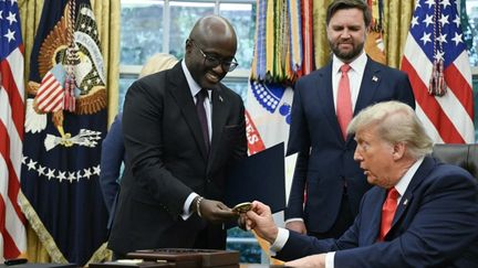 Le ministre des Affaires étrangères rwandais, Olivier Nduhungirehe (à gauche), et le président américain, Donald Trump (à droite), le 27 juin 2025 à Washington (Etats-Unis). (ANDREW CABALLERO-REYNOLDS / AFP)