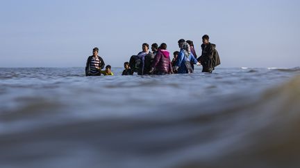Des migrants sur la plage d'Equihen (Pas-de-Calais), le 30 juin 2025. (SAMEER AL-DOUMY / AFP)