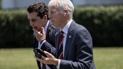Le secrétaire à l'Energie américain, Chris Wright, marche avec un assistant à l'exterieur de la Maison Blanche à Washington, aux Etats-Unis, le 8 juillet 2025. (ANDREW CABALLERO-REYNOLDS / AFP)