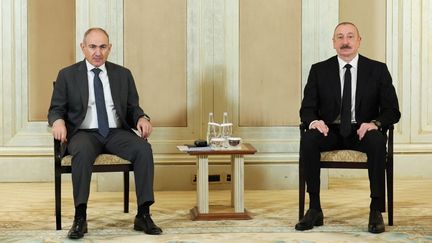 Le premier ministre arménien, Nikol Pachinian, et le président azerbaïdjanais, Ilham Aliev, lors d’une rencontre à Abou Dhabi, aux Emirats Arabes Unis, le 10 juillet 2025. (MOHAMED AL-HAMMADI / ARMENIA'S GOVERNMENT PRESS SERVI / AFP)