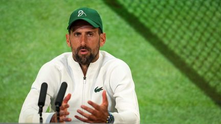 Novak Djokovic en conférence de presse après sa défaite en demi-finale de Wimbledon, le 11 juillet 2025. (BENJAMIN GILBERT / POOL/AELTC VIA AFP)