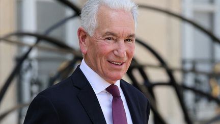 L'ambassadeur des Etats-Unis en France, Charles Kushner, quitte l'Elysée après une rencontre avec Emmanuel Macron, le 18 juillet 2025, à Paris. (LUDOVIC MARIN / AFP)
