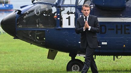 Emmanuel Macron arrive en hélicoptère pour rencontrer le chancelier allemand Friedrich Merz, à la Villa Borsig, à Berlin, le 23 juillet 2025. (RALF HIRSCHBERGER / AFP)