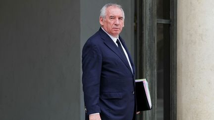 Le Premier ministre François Bayrou, le 30 juillet 2025, sur le perron de l'Elysée. (THOMAS SAMSON / AFP)
