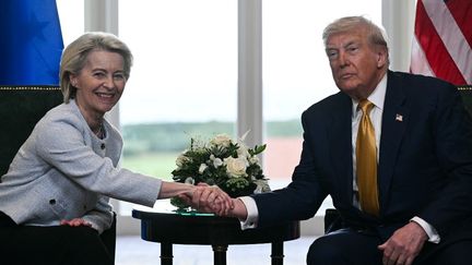 La présidente de la Commission européenne, Ursula von der Leyen (à gauche), et le président des Etats-Unis, Donald Trump (à droite), à Turnberry (Ecosse), le 27 juillet 2025. (BRENDAN SMIALOWSKI / AFP)