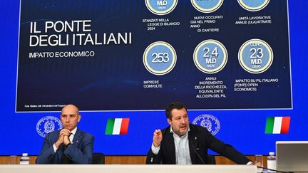 Le ministre des Infrastructures italien, Matteo Salvini (à droite), le 6 août 2025 à Rome (Italie). (ANDREAS SOLARO / AFP)