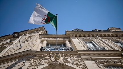 L'ambassade d'Algérie à Paris, le 14 mai 2025. (KIRAN RIDLEY / AFP)