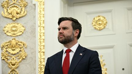 J.D. Vance, vice-président américain, le 6 août 2025 dans le Bureau ovale à Washington (Etats-Unis). (BRENDAN SMIALOWSKI / AFP)