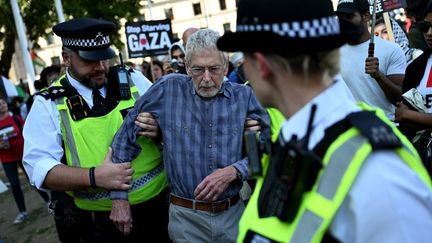 Un homme qui participait à une manifestation de soutien à Palestine Action, le 9 août à Londres, est interpellé. (CHRIS J RATCLIFFE / AFP)