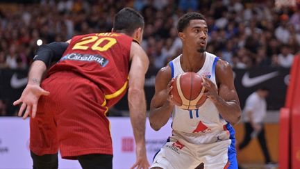 Le Français Théo Maledon lors de la rencontre entre la France et l'Espagne, en match préparatoire à l'Euro de basket, à Barcelone, le 14 août 2025. (MANAURE QUINTERO / AFP)
