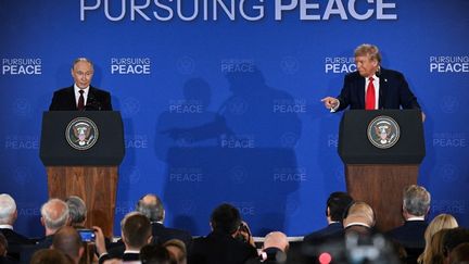 Les présidents russe, Vladimir Poutine, et américain, Donald Trump, lors d'une conférence commune à Anchorage, en Alaska, le 15 août 2025. (DREW ANGERER / AFP)