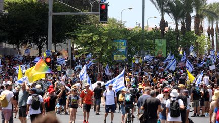 Des manifestants dans les rues de Tel Aviv (Israël), le 17 août 2025. (GIL COHEN-MAGEN / AFP)