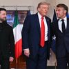 Le président ukrainien Volodymyr Zelensky, le président américain Donald Trump et le président français Emmanuel Macron dans le Cross Hall de la Maison Blanche à Washington, le 18 août 2025. (ANDREW CABALLERO-REYNOLDS / AFP)