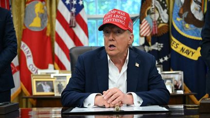 Le président américain, Donald Trump, dans son bureau ovale de la Maison Blanche, le 22 août 2025 à Washington. (ANDREW CABALLERO-REYNOLDS / AFP)