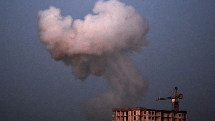 Une explosion provoquée par des frappes russes à Kiev (Ukraine), le 28 août 2025. (SERGEI SUPINSKY / AFP)