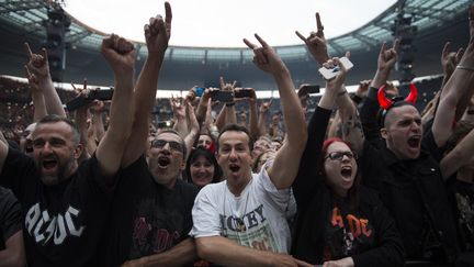 Les fans du groupe autralien de hard rock AC/DC au Stade de France, lors du "Rock or Burst World Tour", le 23 Mai 2015, à Saint-Denis. (MARTIN BUREAU / AFP)