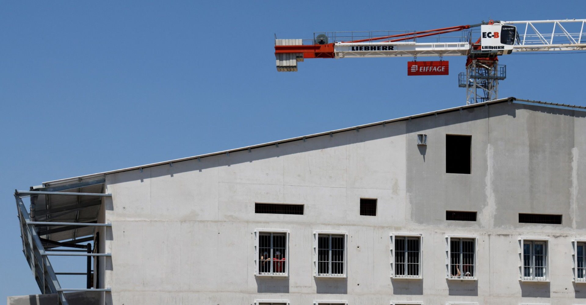 avant même son ouverture, le nouveau bâtiment de la prison de Marseille déjà surpeuplé ?
