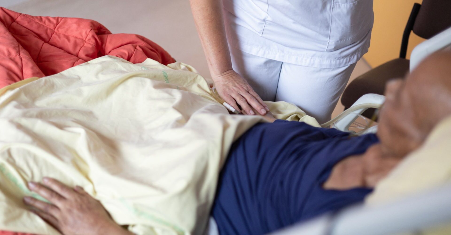 un homme hospitalisé échappe à un arrêt des soins grâce à l'intervention de son épouse... et de son amante
