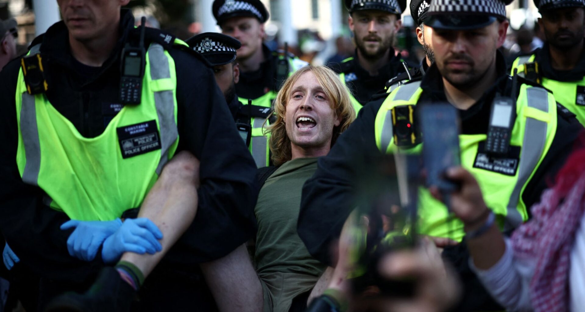 Le risque d’une guerre civile en France et au Royaume-Uni existe, estime un éminent professeur du King’s College à Londres