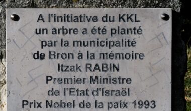 un mémorial de la Shoah tagué de l'inscription Free Gaza
