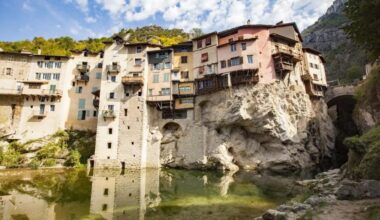 Son architecture hors-du-commun fait la renommée de Pont-en-Royans. Photos © Inspiration Vercors