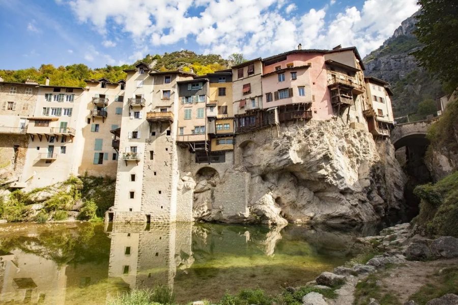 Son architecture hors-du-commun fait la renommée de Pont-en-Royans. Photos © Inspiration Vercors