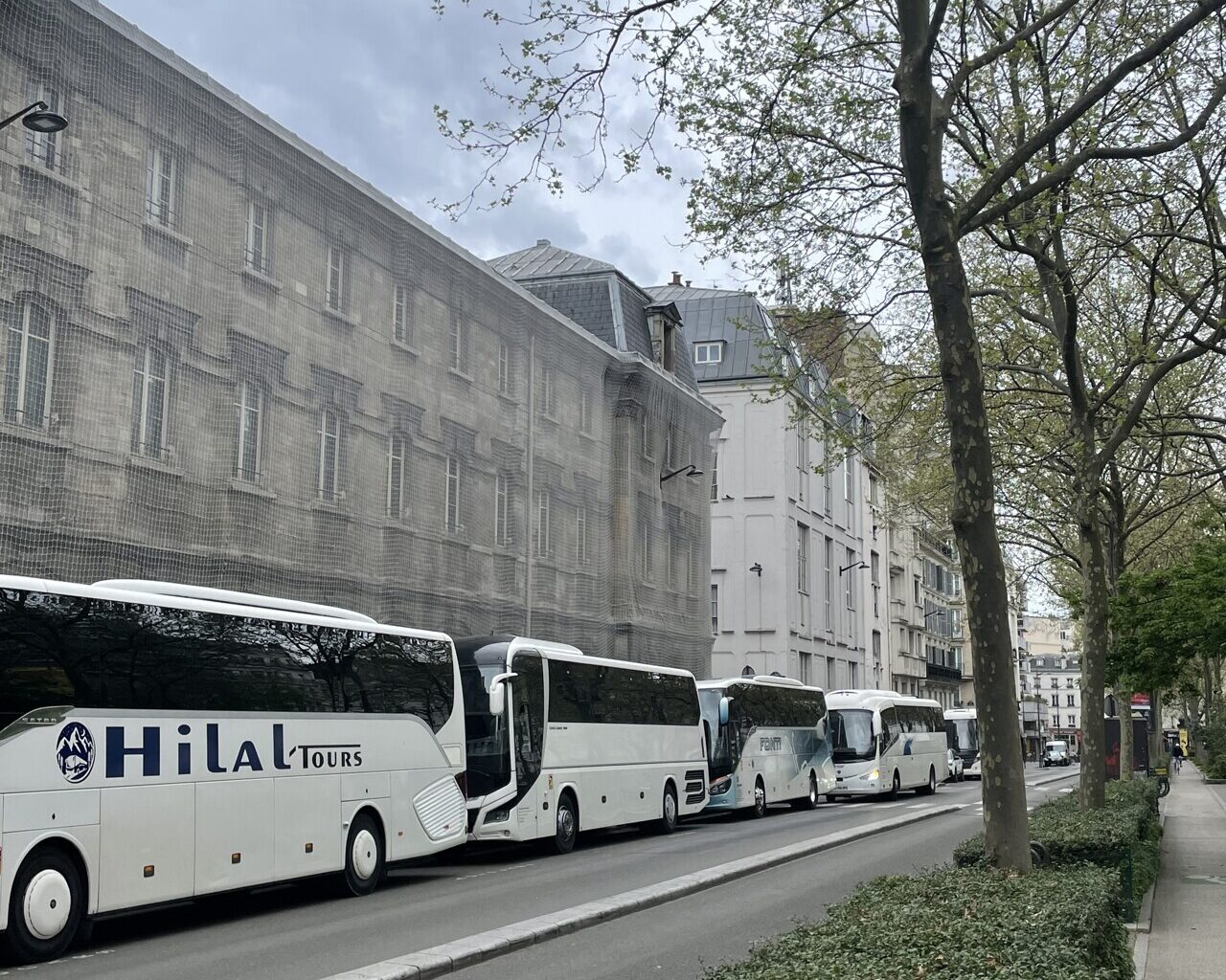 à Paris, cette habitante de Montmartre n'en peut plus des bus, symbole du surtourisme