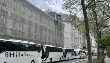 à Paris, cette habitante de Montmartre n'en peut plus des bus, symbole du surtourisme