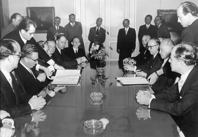 Signature de l'Accord de réparations entre Israël et la République fédérale d'Allemagne