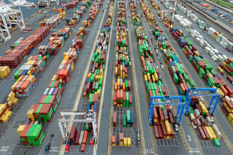 Des containers dans le port américain de Baltimore, le 10 avril 2025 ( AFP / Jim WATSON )