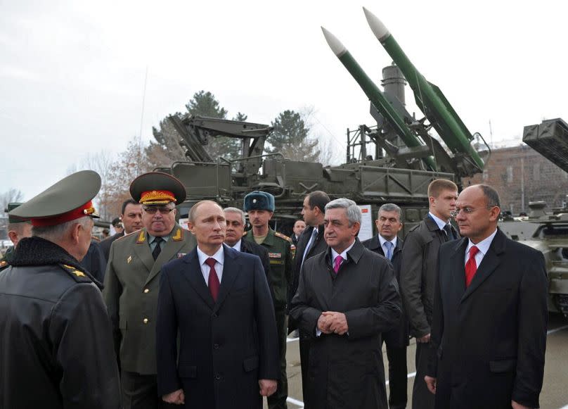 Vladimir Poutine et l'ancien président arménien Serge Sarkissian sur la base militaire russe de Gyumri, le 2 décembre 2013.