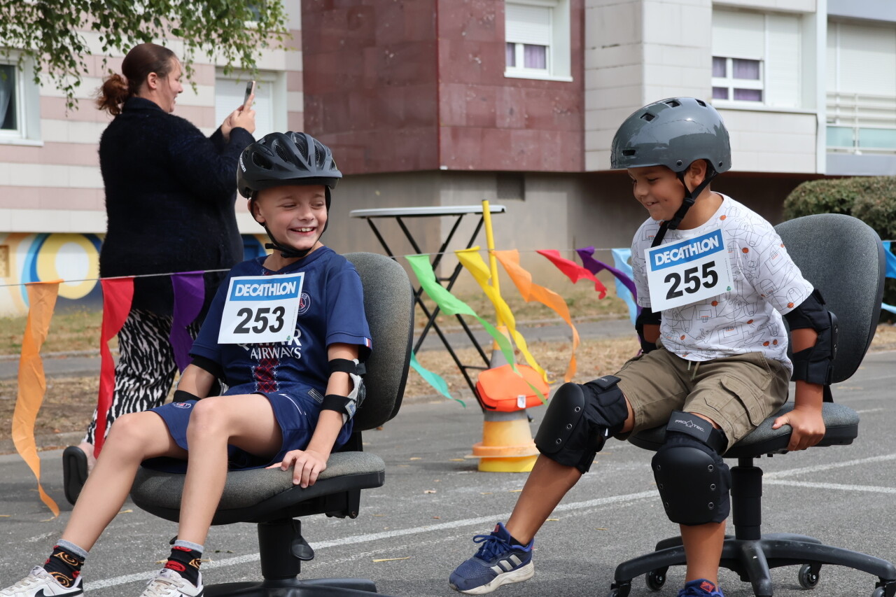PHOTOS. La course de chaises de bureau anime le quartier des Provinces à Abbeville