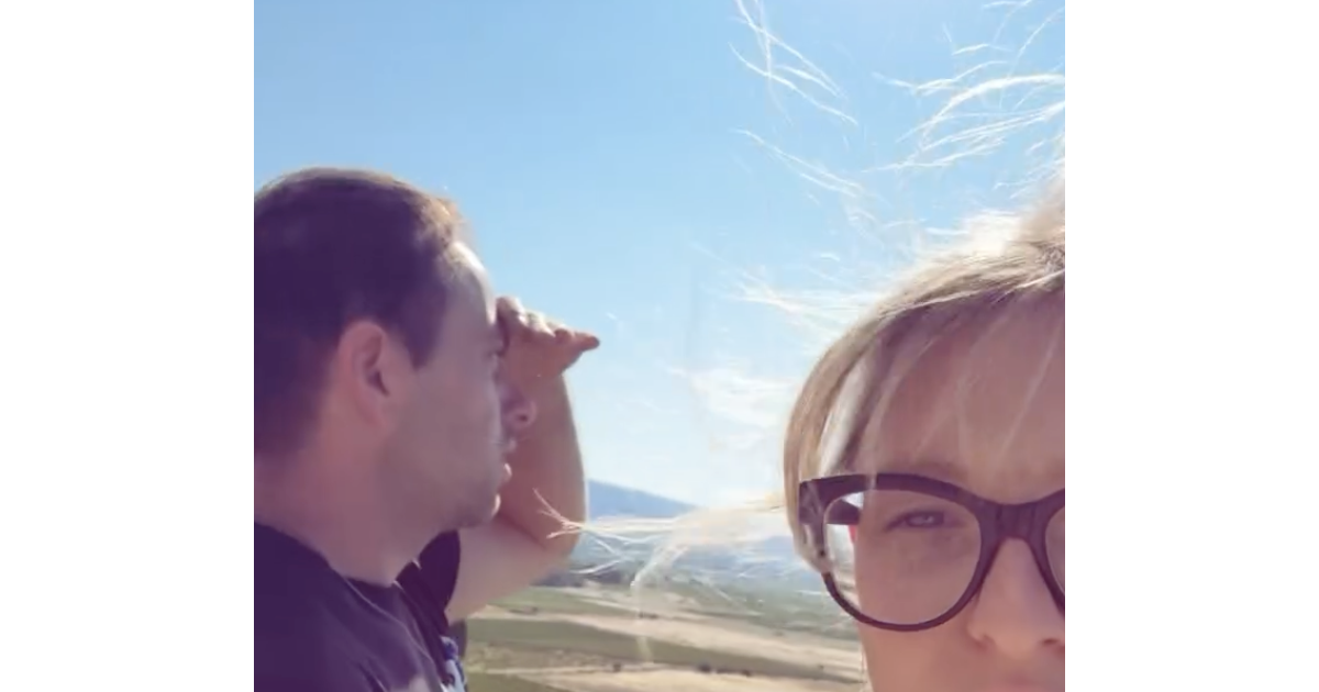 Ludovic (L'amour est dans le pré) et sa chérie Julia témoins des flammes qui mettent à sac le département de l'Aude