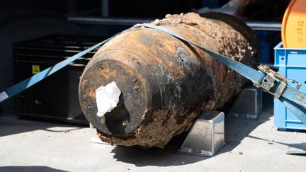Une bombe britannique datant de la Seconde Guerre mondiale, retrouvée à Dresde (Allemagne), le 6 août 2025. (SEBASTIAN KAHNERT / AFP)