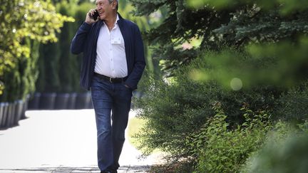 Le milliardaire égyptien Nassef Sawiris, qui a quitté le Royaume-Uni après la fin du statut particulier des fortunes étrangères, se promène à Sun Valley (Idaho, Etats-Unis), le 7 juillet 2022. (KEVIN DIETSCH / GETTY IMAGES NORTH AMERICA)